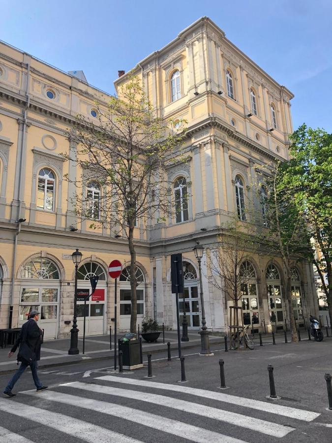 Alla Scalinata Del Teatro Rossetti Confort Suites Parcheggio Trieste Exterior foto